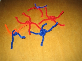 Pfeiffenreinigerspielzeug für Katzen 002.jpg